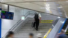 Un viaggiatore con il proprio bagaglio