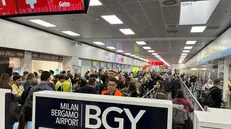 Il controllo all'aeroporto di Orio al Serio - Ansa © www.giornaledibrescia.it