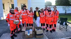 L'ex presidente con i volontari della Croce Bianca - © www.giornaledibrescia.it