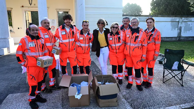 L'ex presidente con i volontari della Croce Bianca - © www.giornaledibrescia.it