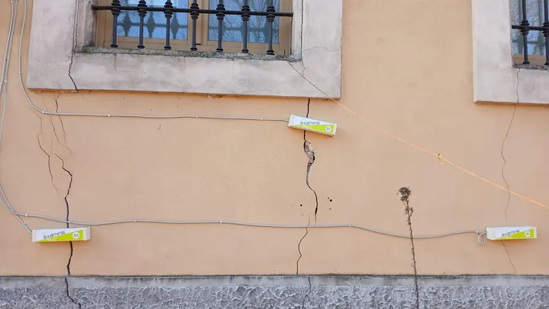 Alcune delle crepe apparse sui muri