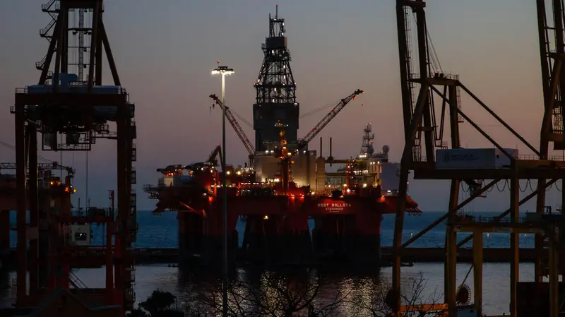 La materia prima è solo uno dei fattori che incidono sul prezzo finale del petrolio e del carburante