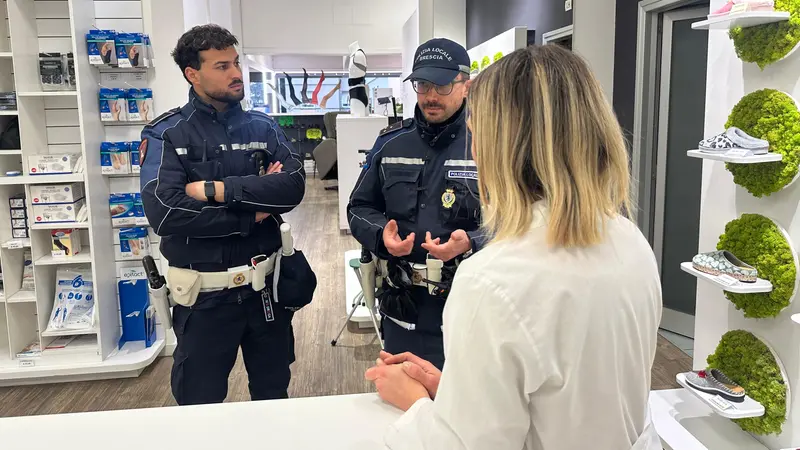 Due agenti in un esercizio commerciale