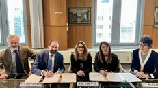 La firma del protocollo: da sinistra Meroni, Streparava, Lucrezi, Cali, Carminati