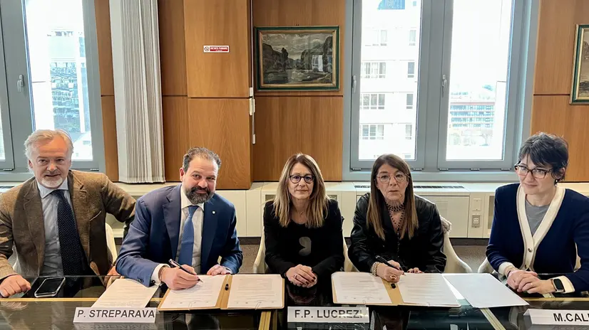 La firma del protocollo: da sinistra Meroni, Streparava, Lucrezi, Cali, Carminati