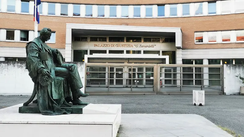 L'inchiesta è aperta dalla Procura di Brescia dopo le denunce degli inquilini dei residence