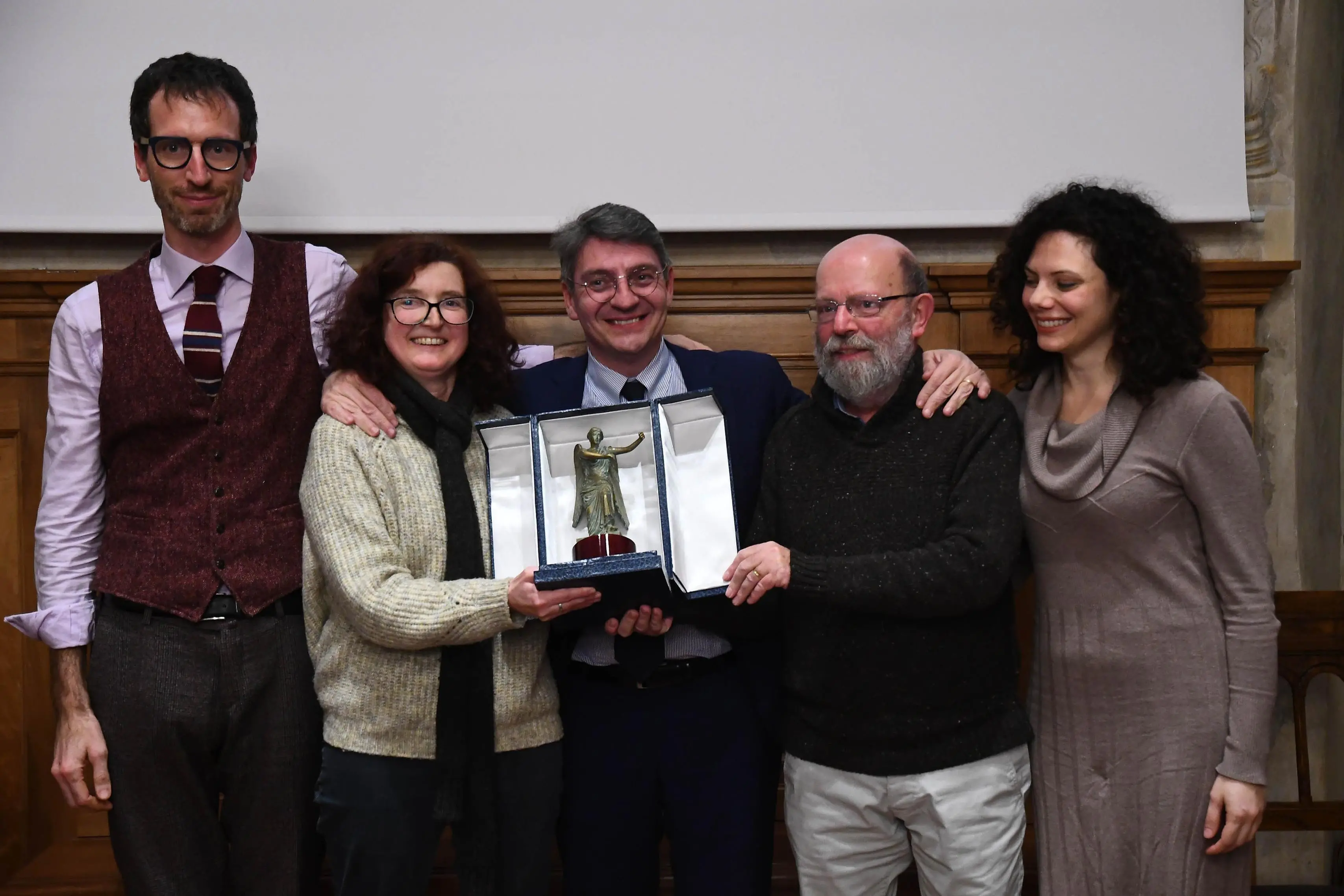 Premiati. La «squadra» del Teatro Telaio con il sindaco e la «Vittoria alata»
