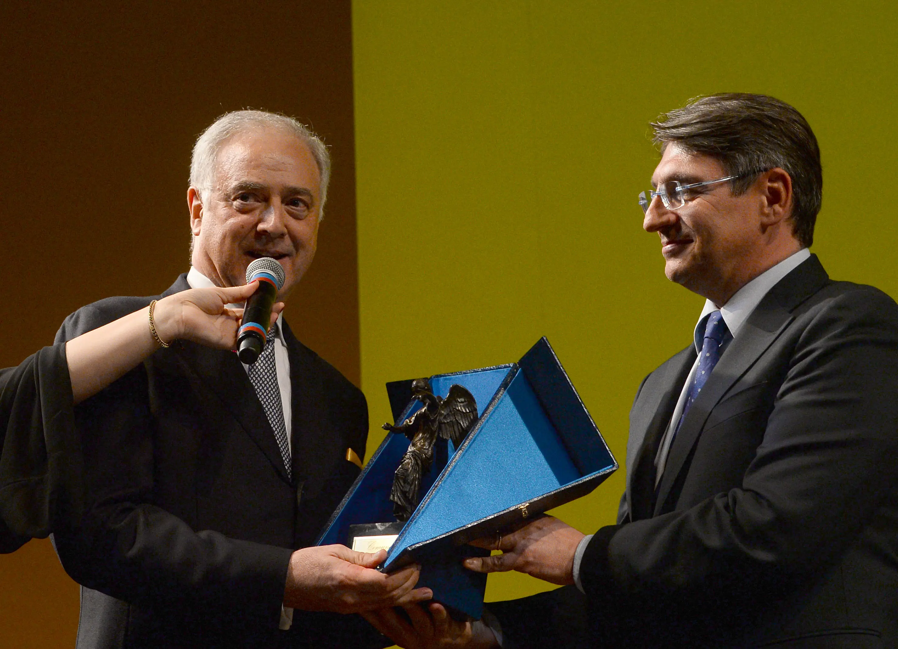 CRONACA BRESCIA TEATRO GRANDE SETTANT'ANNI NEL QUOTIDIANO NELLA FOTO UN MOMENTO DELLA SERATA DEL BONO CONSEGNA LA VITTORIA ALATA A SECCAMANI 27-04-2015 AGENZIA REPORTER FAVRETTO