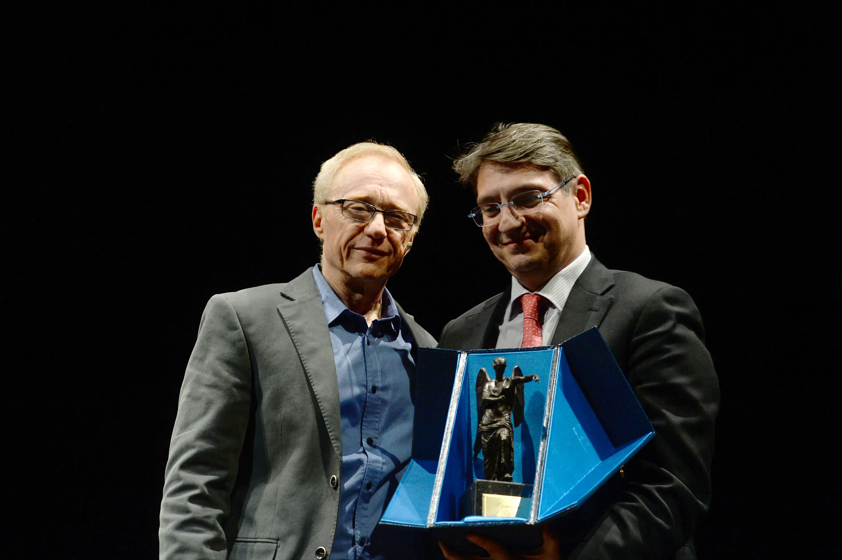 SPETTACOLI BRESCIA TEATRO SOCIALE PRESENRAZIONE LIBRO APPLAUSI A SCENA VUOTA DI DAVID GROSSMAN NELLA FOTO DEL BONO CONSEGNA VITTORIA ALATA A DAVID GROSSMAN 19/01/2014 REPORTER FAVRETTO