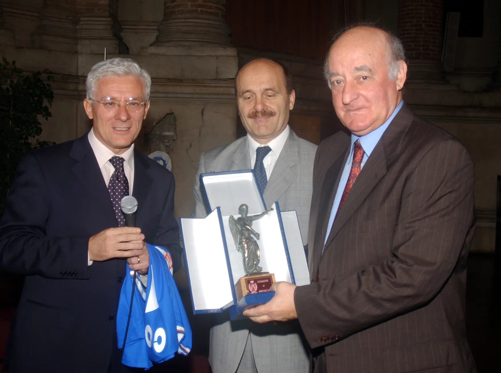 24-05-2002. PER MORESCHI SPORT BRESCIA: PALAZZO DELLA LOGGIA SINDACO PAOLO CORSINI RICEVE BRESCIA CALCIO CORSNI CONSAGNA LA VITTORIA ALATA A MAZZONE REPPORTER ZANARDELLI