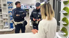 Due agenti di comunità in un esercizio commerciale