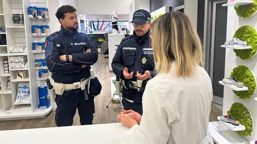 Due agenti di comunità in un esercizio commerciale