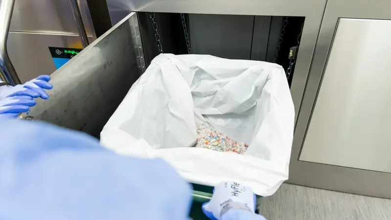 I coriandoli di rifiuti solidi urbani che escono dall'impianto