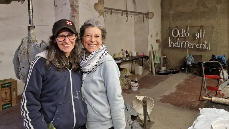 Le artiste e volontarie Katia Giacomini e Tania Dusi - © www.giornaledibrescia.it