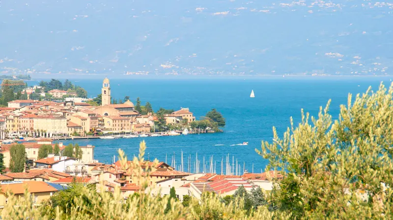 Una panoramica del lago di Garda - © www.giornaledibrescia.it