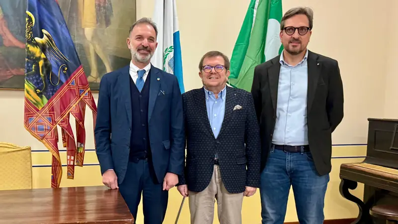 Da sinistra l'assessore veneto Bitonci, il sindaco Malinverno e l'assessore lombardo Guidesi - © www.giornaledibrescia.it