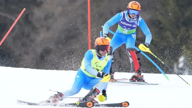 Ravelli dà indicazioni a Bertagnolli nella manche di slalom - Foto Ansa © www.giornaledibrescia.it