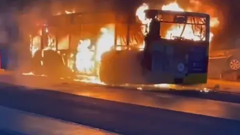 L'autobus in fiamme