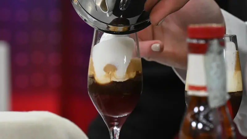 «Frannui liquido» con sciroppo di lampone, caffè, Grand Marnier e panna semi montata - Foto New Reporter Favretto © www.giornaledibrescia.it