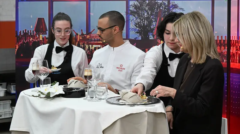 Le studentesse di sala con chef Andrea Leali e la conduttrice Clara Camplani - Foto New Reporter Favretto © www.giornaledibrescia.it