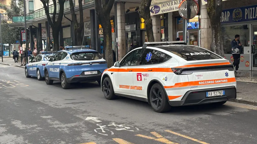 Fuori dal B&B l'automedica e le pattuglie della Polizia