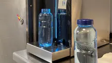 Le bottiglie in tritan riutilizzabili che vengono consegnate ai pazienti