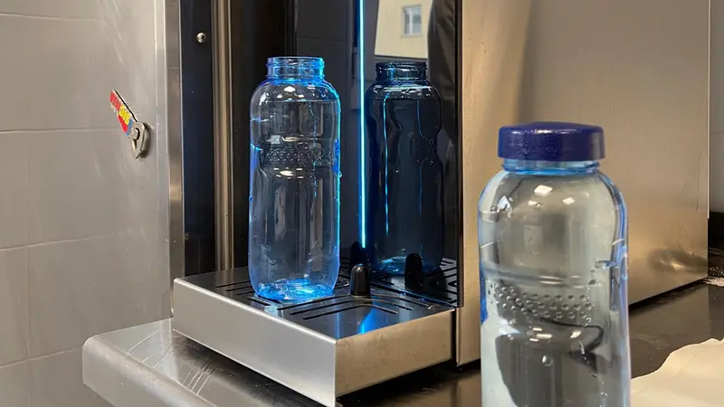 Le bottiglie in tritan riutilizzabili che vengono consegnate ai pazienti