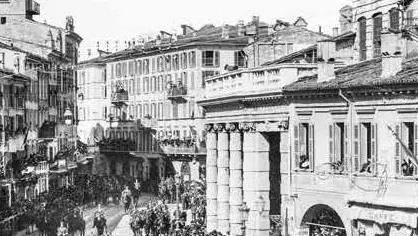 Una sfilata in Corso Zanardelli - Foto Fondazione Negri