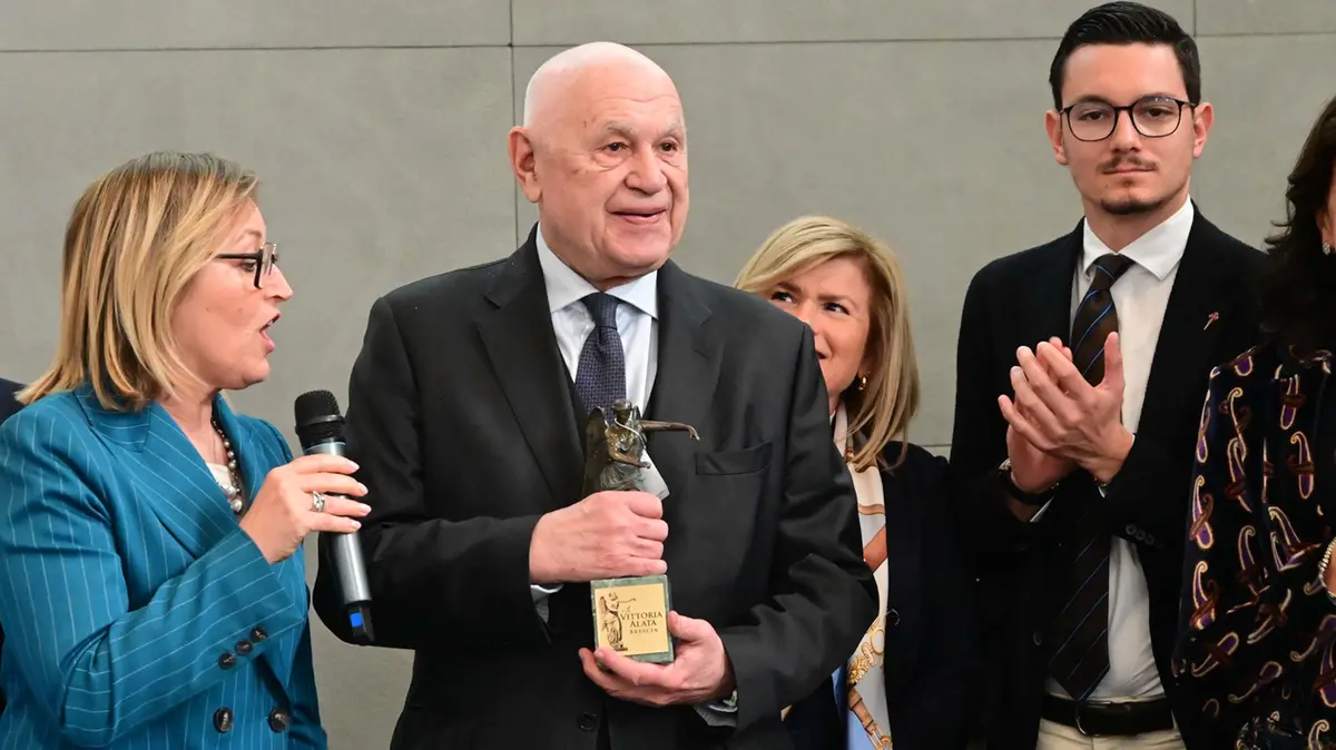 Il ministro Nordio con la Vittoria Alata - Foto Gabriele Strada/Neg © www.giornaledibrescia.it