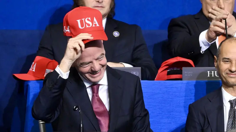 Gianni Infantino con il berretto «Usa» - Foto Ansa/Alessandro Di Meo © www.giornaledibrescia.it