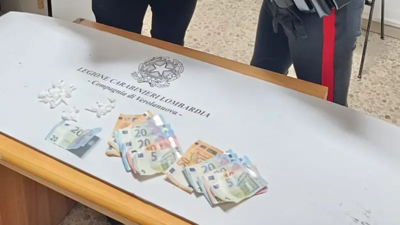 La droga e i contanti sequestrati all'uomo - © www.giornaledibrescia.it