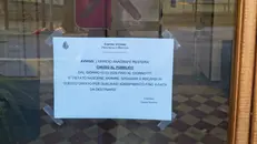 Il cartello affisso fuori dall'Anagrafe di Caino - © www.giornaledibrescia.it