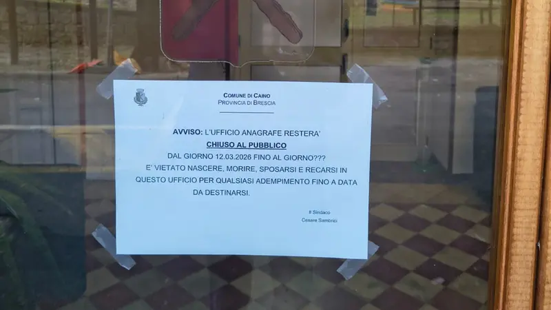 Il cartello affisso fuori dall'Anagrafe di Caino - © www.giornaledibrescia.it