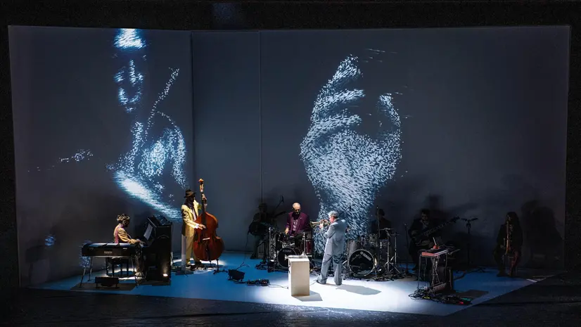 Paolo Fresu sul palco durante una rappresentazione di «Kind of Miles»