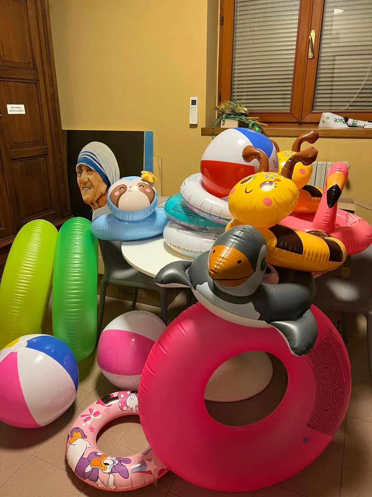 Manerbio, dopo il rogo si distribuiscono i salva-gente