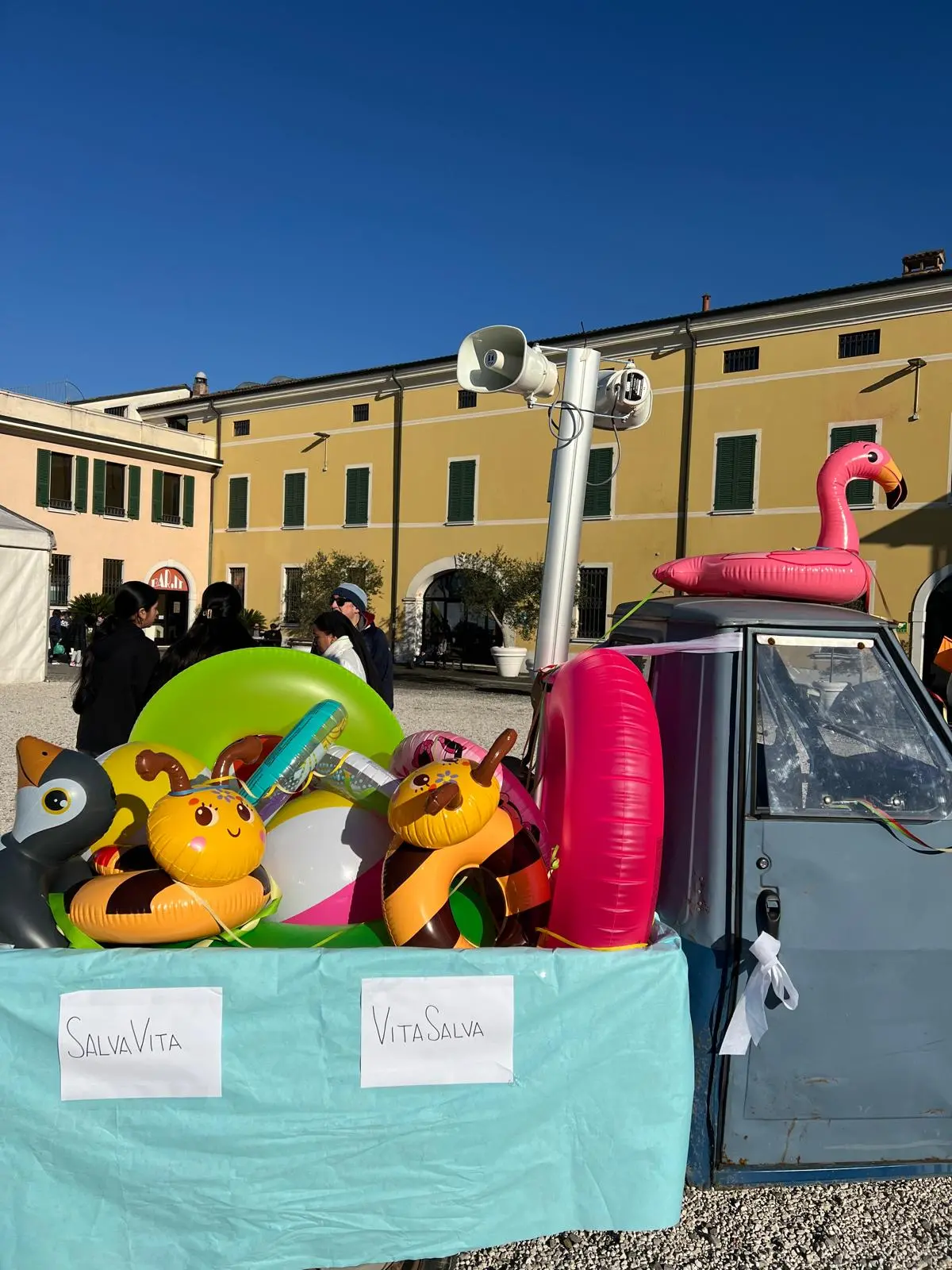 Manerbio, dopo il rogo si distribuiscono i salva-gente