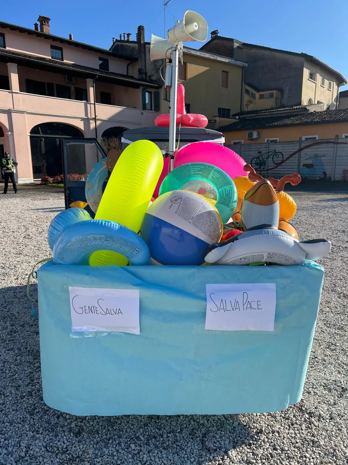 Manerbio, dopo il rogo si distribuiscono i salva-gente