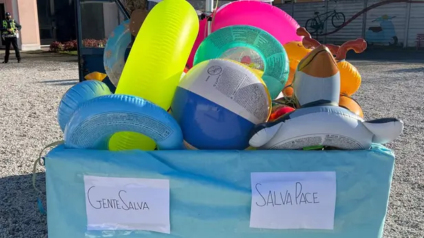 Manerbio, dopo il rogo si distribuiscono i salva-gente