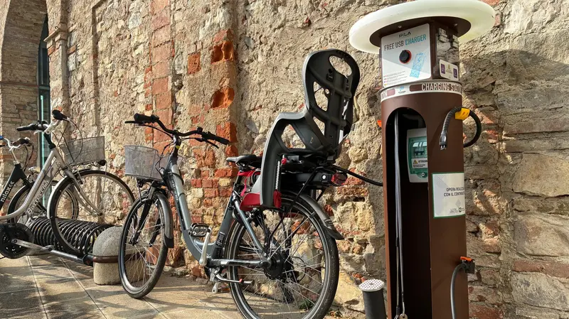 Una colonnina di ricarica ebike con pompa a pedale e kit utensili  © www.giornaledibrescia.it