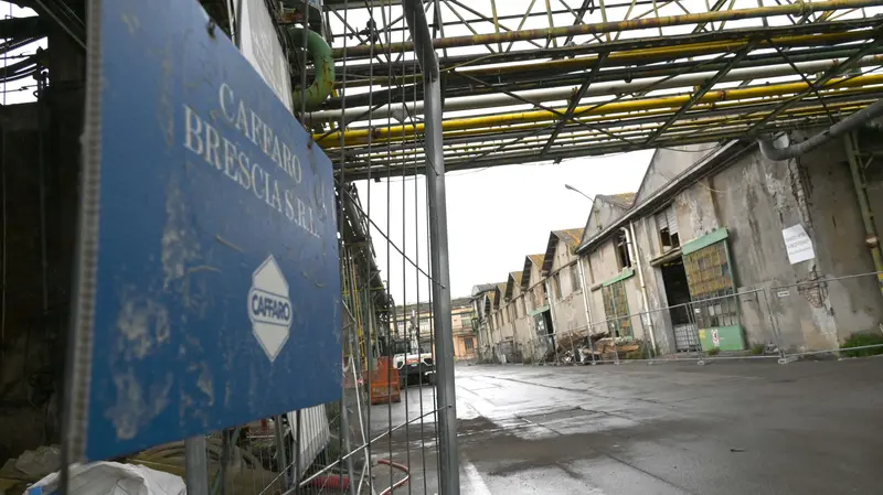 Uno scorcio della vecchia fabbrica Caffaro di via Nullo, in città - © www.giornaledibrescia.it