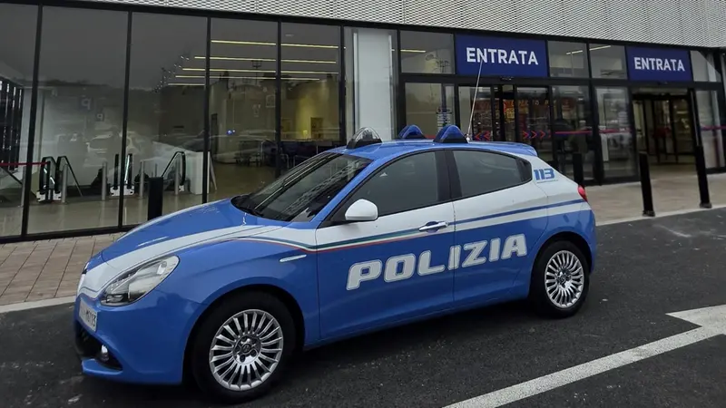 La Polizia davanti all'Iper Tosano - © www.giornaledibrescia.it