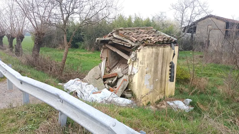 La santella più volte abbattuta dalle auto che escono di strada