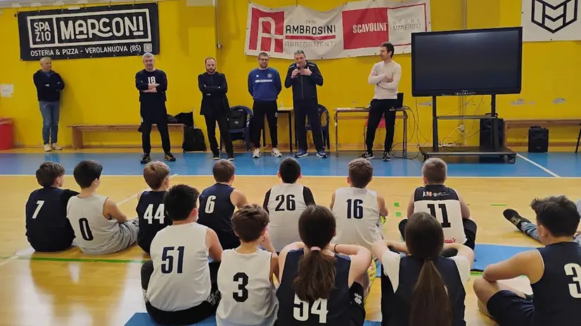 Lezione con Marco Cotelli per i ragazzi del Mazzolari e della GS Verolese Basket - © www.giornaledibrescia.it