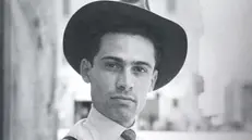 Un giovane Ugo Mulas fotografato da Franco Piavoli - Foto © Eredi Ugo Mulas. Tutti i diritti riservati. Courtesy Archivio Ugo Mulas, Milano