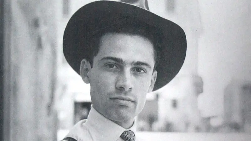 Un giovane Ugo Mulas fotografato da Franco Piavoli - Foto © Eredi Ugo Mulas. Tutti i diritti riservati. Courtesy Archivio Ugo Mulas, Milano