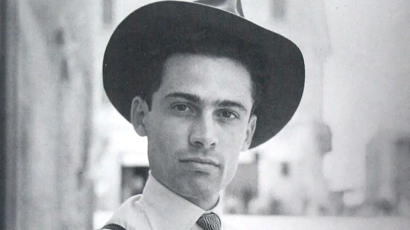 Un giovane Ugo Mulas fotografato da Franco Piavoli - Foto © Eredi Ugo Mulas. Tutti i diritti riservati. Courtesy Archivio Ugo Mulas, Milano