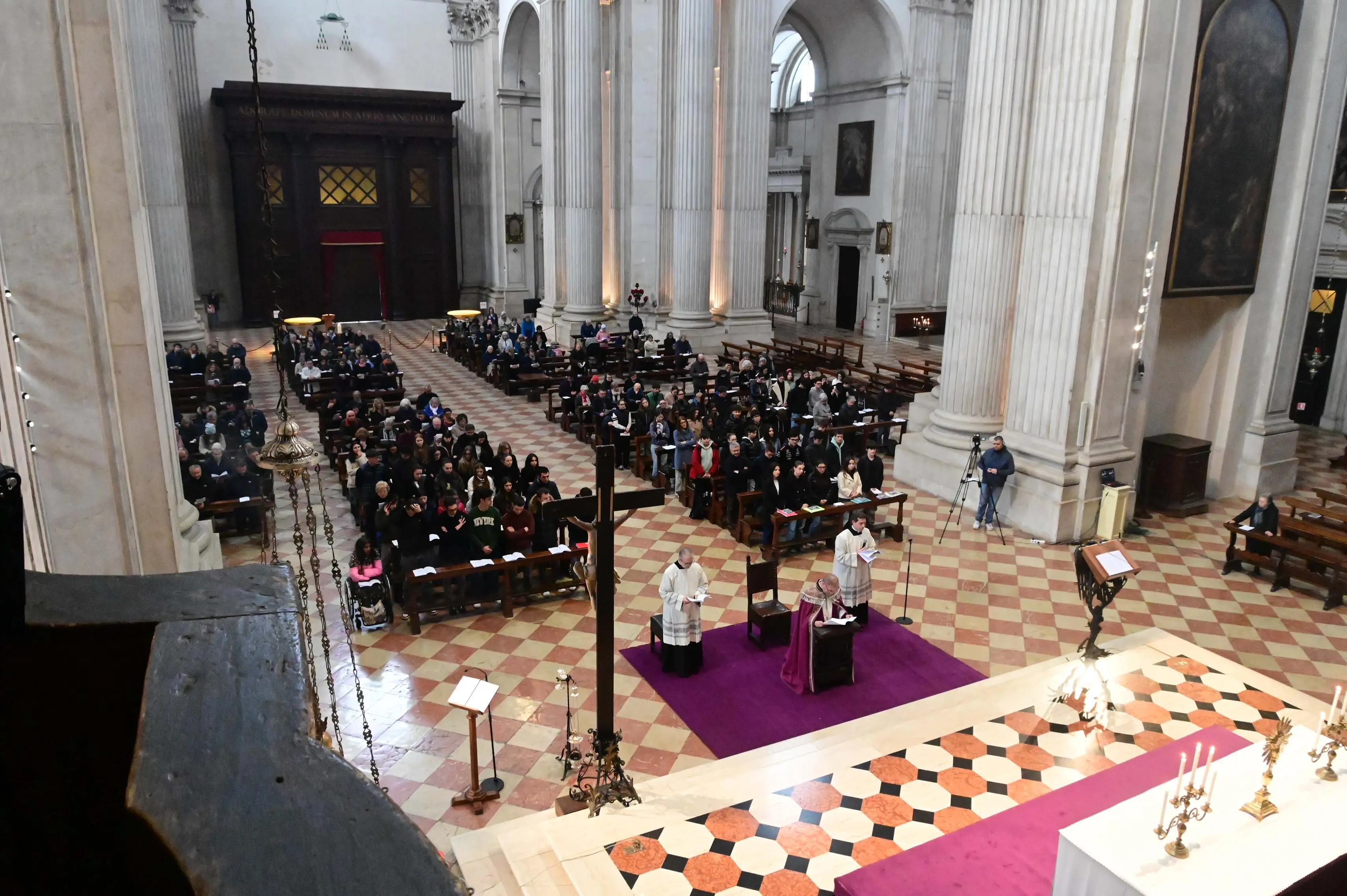 In Cattedrale la preghiera per la pace con il Vescovo
