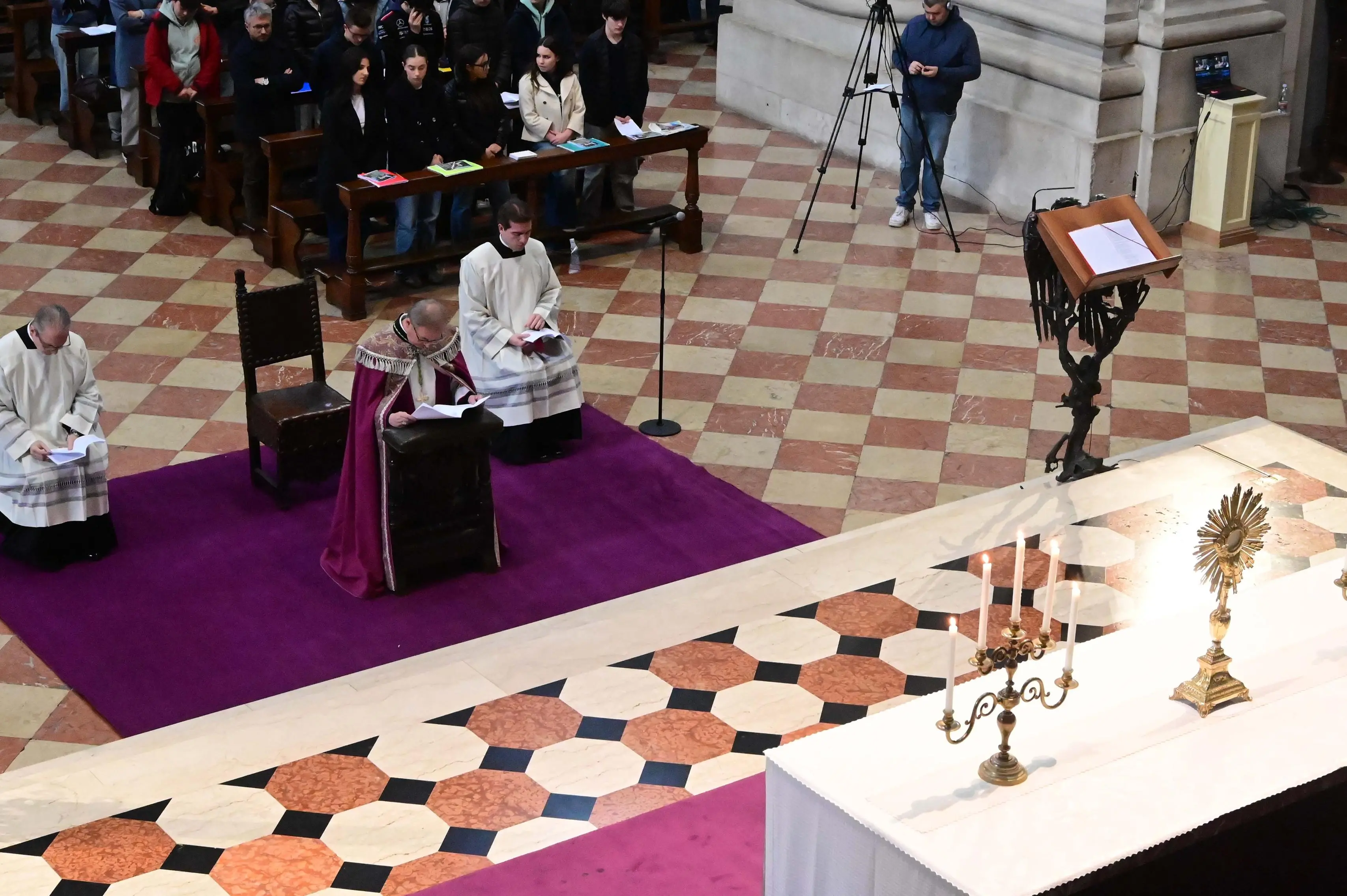 In Cattedrale la preghiera per la pace con il Vescovo