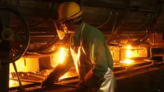 Un lavoratore in acciaieria - © www.giornaledibrescia.it