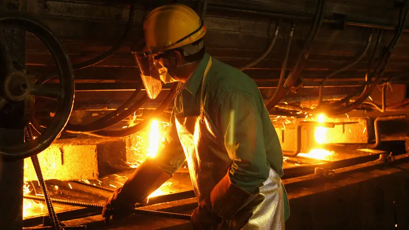 Un lavoratore in acciaieria - © www.giornaledibrescia.it